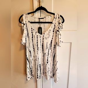 Noracora Black and White Top